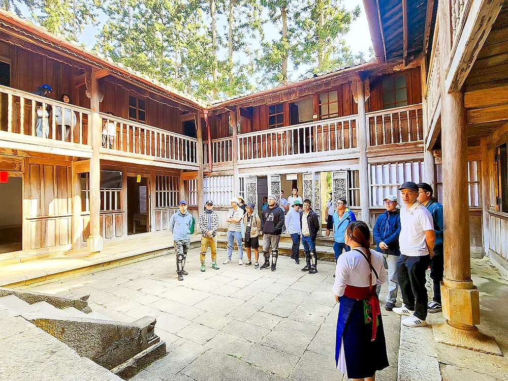 Dinh thự “Vua Mèo” (dinh thự họ Vương) là một điểm đến ở Hà Giang được du khách yêu thích Y3f.jpg
