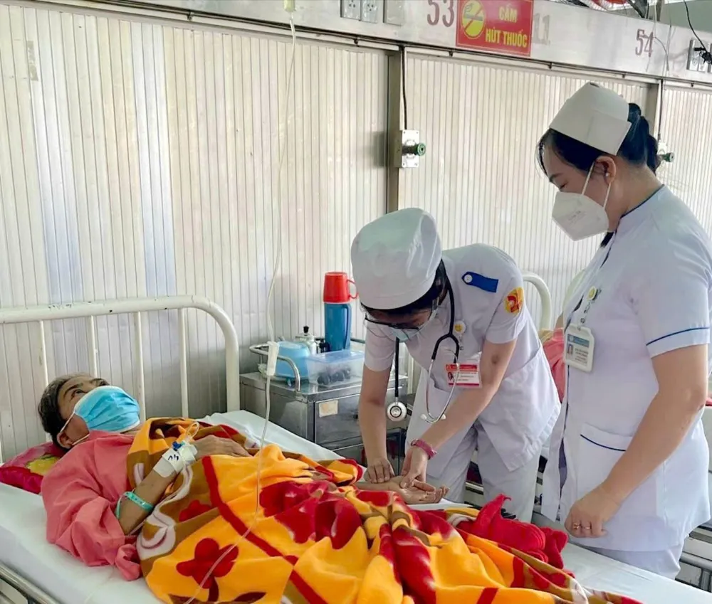 សិស្សនៃថ្នាក់ 16DDC, Far East College (HCMC) ធ្វើកម្មសិក្សានៅមន្ទីរពេទ្យជោរៃ។ រូបថត៖ QUANG HUY Z1c.jpg