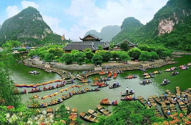 Du khách tham quan Khu du lịch Tràng An tại Ninh Bình. Ảnh: THU HÀ Z1d.jpg