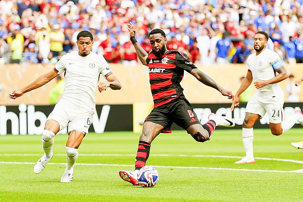 Cầu thủ Gerson (trái, Flamengo) dứt điểm trong trận thắng Chelsea 3-1 Z6c.jpg