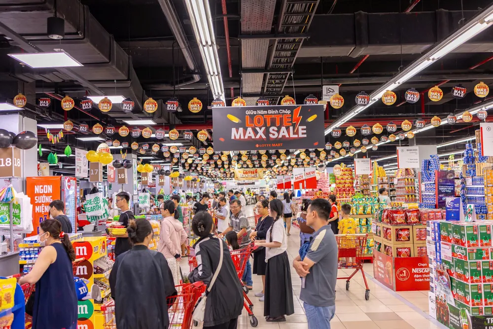 Lượng khách hàng đến mua sắm tấp nập tại LOTTE MART trong thời gian khuyến mại Lượng khách hàng đến mua sắm tấp nập tại LOTTE MART trong thời gian khuyến mại.jpg
