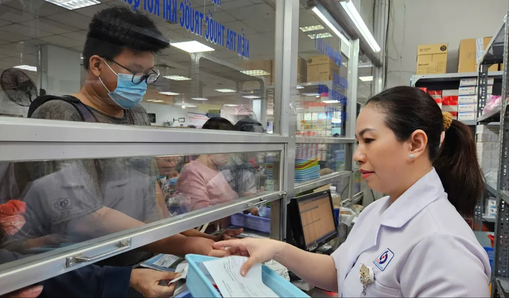 Dược sĩ BV Nhân dân Gia Định (TPHCM) phát thuốc cho người bệnh !1c.jpg
