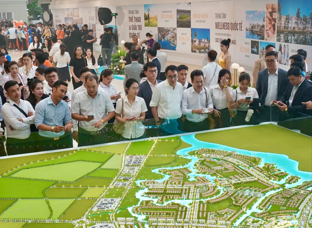 Các nhà đầu tư xem Dự án bất động sản tại Bà Rịa - Vũng Tàu được giới thiệu ở Trung tâm thương mại Thiso, TP Thủ Đức (TPHCM) vào tháng 3-2025. Ảnh: Hoàng Hùng !1d.jpg
