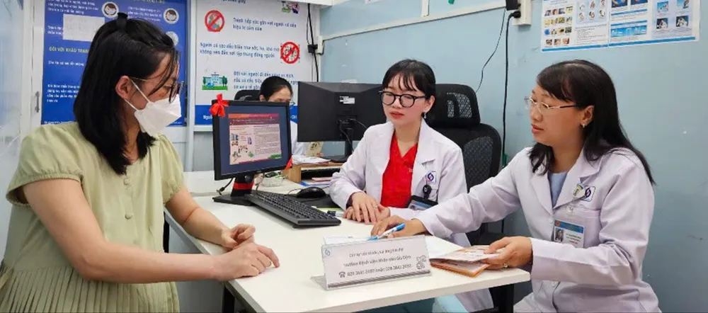 TS Phạm Hồng Thắm (bìa phải), Phó trưởng Khoa Dược, BV Nhân dân Gia Định, tư vấn sử dụng thuốc cho người bệnh tại phòng tư vấn chuyên sâu !4a.jpg