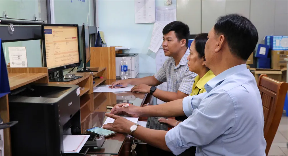Cán bộ, công chức phường Hòa Hưng mới (TPHCM) tham gia thử nghiệm vận hành các hệ thống trên nền tảng số. Ảnh: CẨM NƯƠNG !4b.jpg