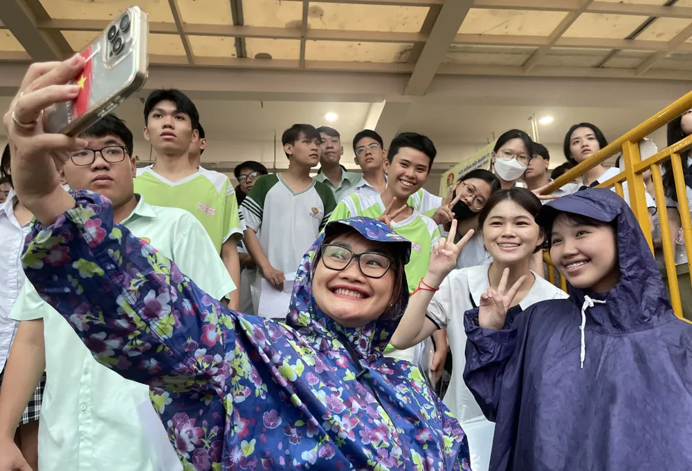 Niềm vui của các thí sinh sau khi hoàn thành môn Toán tại điểm thi Trường THCS Phú Thọ, quận 11, dưới cơn mưa lớn ngay sau giờ thi !5a.jpg