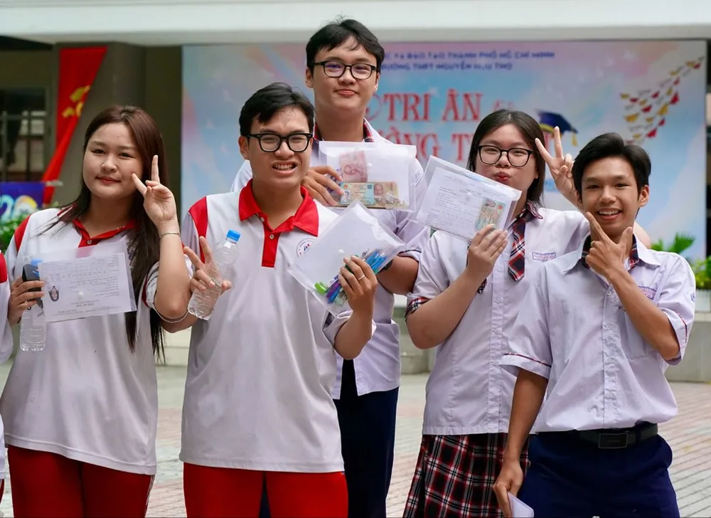 Sáng 26-6, các thí sinh tại điểm thi Trường THPT Nguyễn Hữu Thọ bước vào môn thi Ngữ văn với tâm thế tự tin, mở đầu kỳ thi tốt nghiệp THPT 2025. Ảnh: Hoàng Hùng !5c.jpg