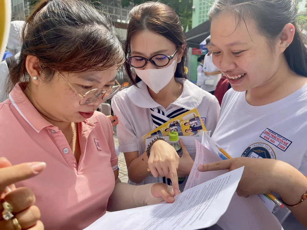 Các thí sinh cùng giáo viên Trường THCS - THPT Quang Trung Nguyễn Huệ trao đổi, so đáp án sau khi hoàn thành môn Ngữ văn tại điểm thi Trường TH Thực hành Sài Gòn, quận 5, TPHCM. Ảnh: Hoàng Hùng chu de.jpg
