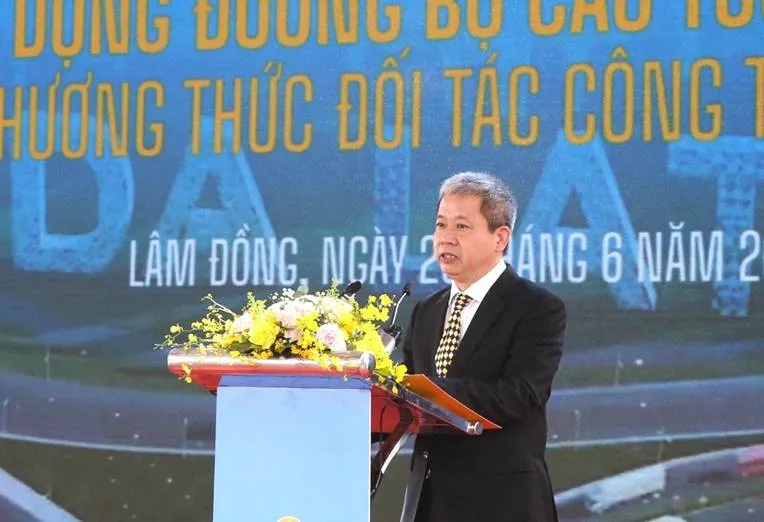 Mr. Doan Tuan Anh, Chairman of the Board of Directors and General Director of Bao Loc - Lien Khuong Expressway BOT Joint Stock Company, representative of the investor consortium, spoke. 1751183606602-7997.jpeg