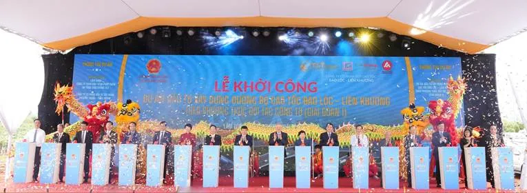 Permanent Deputy Prime Minister Nguyen Hoa Binh and delegates performed the groundbreaking ceremony of the Bao Loc - Lien Khuong Expressway Construction Investment Project. 1751183606715-6607.jpeg