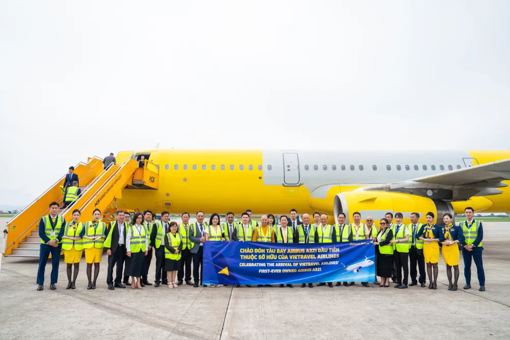 Các đại biểu chụp ảnh lưu niệm cùng chiếc máy bay Airbus A321 đầu tiên thuộc sở hữu của Vietravel Airlines IMG_0143.jpeg