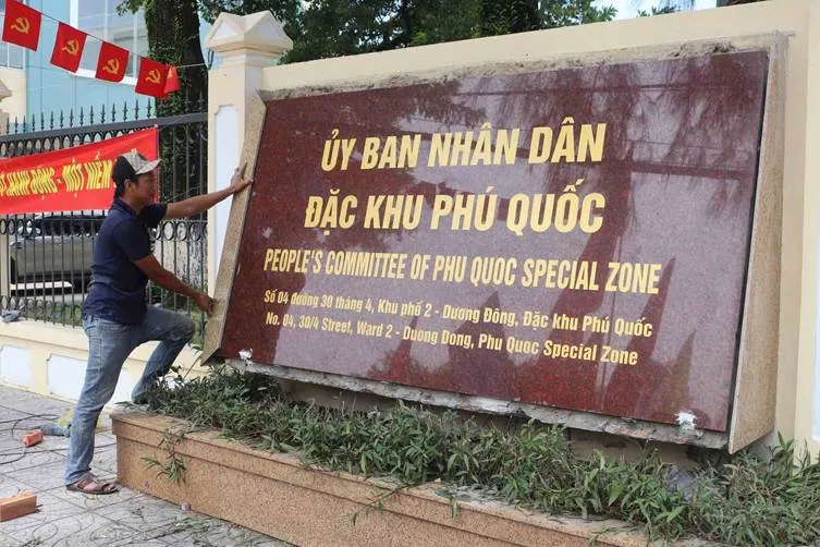 Bảng tên UBND TP Phú Quốc được chỉnh trang thành UBND Đặc khu Phú Quốc ngày 30-6 1751375145292-9552.jpeg