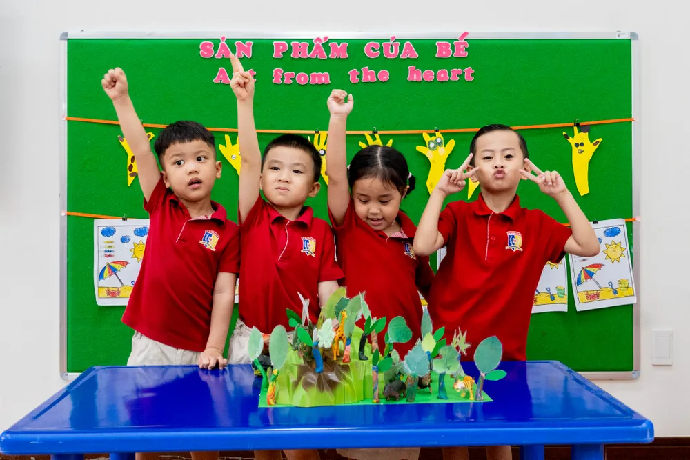 Học sinh chăm chú quan sát mô hình rừng nhiệt đới trong lớp học - một phần trong bài học về môi trường sống của các loài vật 20250604 - PMH - MN - Hoạt động tìm hiểu rừng nhiệt đới -06585.jpg