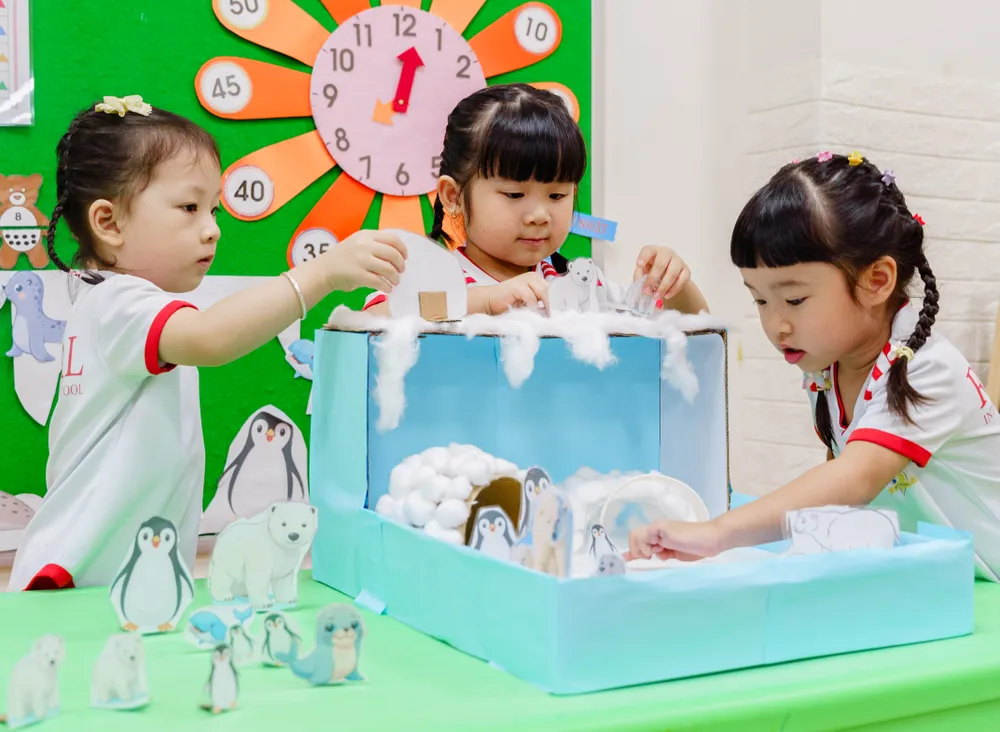 Hoạt động thủ công làm mô hình về các loài động vật, khởi đầu hành trình khám phá thế giới hoang dã 20250618 - SCMN2025 - PMH - Tao hinh gau bac cuc-09463.jpg