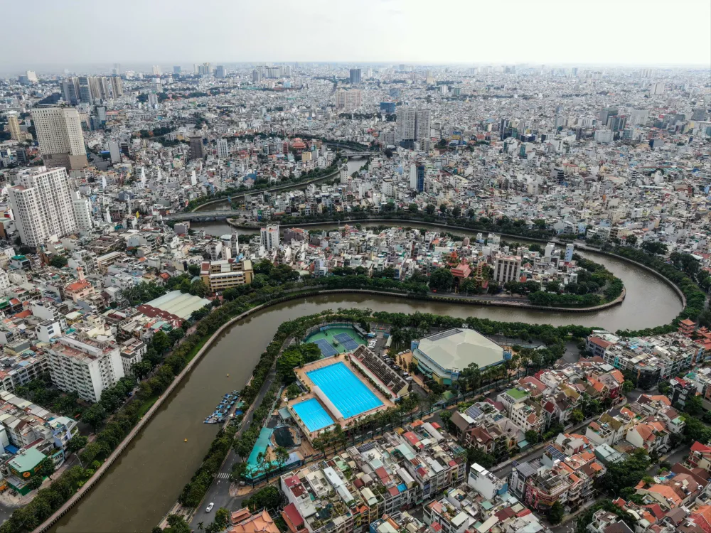 Kênh Nhiêu Lộc - Thị Nghè, nét dịu dàng giữa lòng đô thị hiện đại. Ảnh: HOÀNG HÙNG &6a.jpg