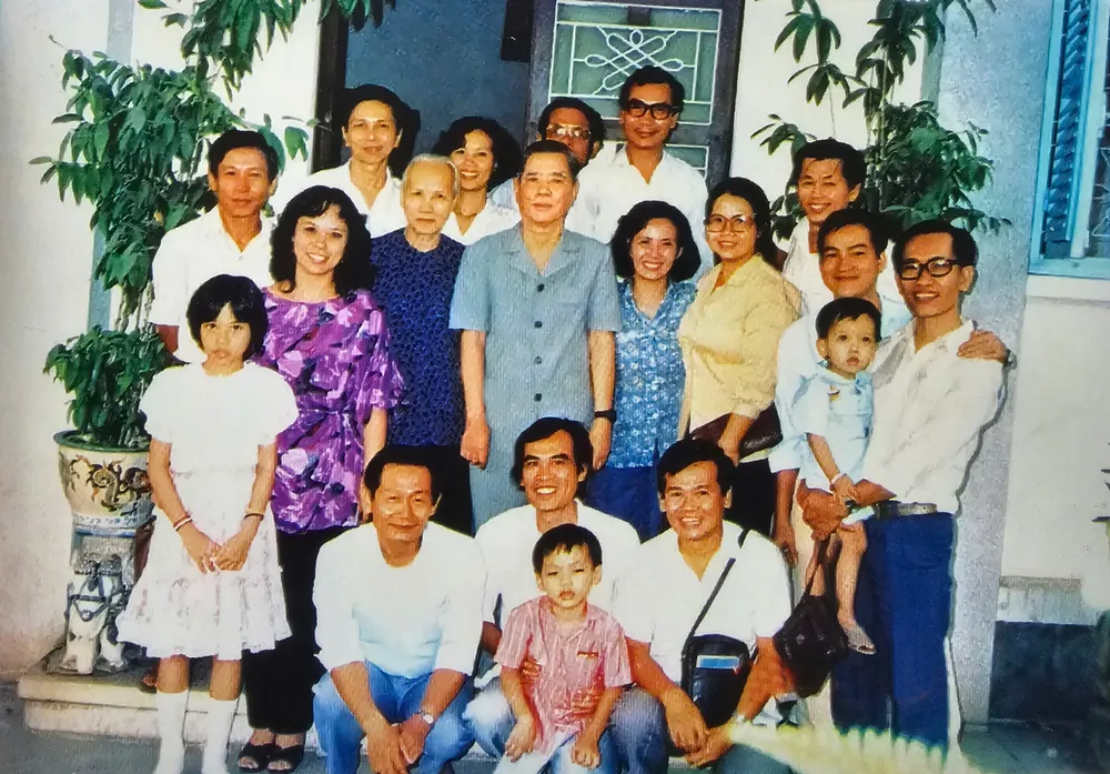 Tổng Bí thư Nguyễn Văn Linh gặp mặt cán bộ Thành đoàn TPHCM (vợ chồng ông Phạm Chánh Trực đứng thứ 2 và 3 bên trái qua, hàng trên cùng). Ảnh: NVCC A6a.jpg