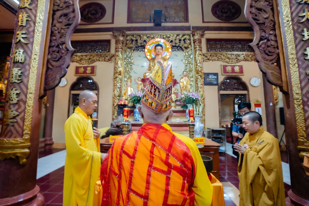 Thời kinh cầu nguyện sau lễ cử chuông. Ảnh: Sun World Ba Den Mountain chùa Bà.jpeg