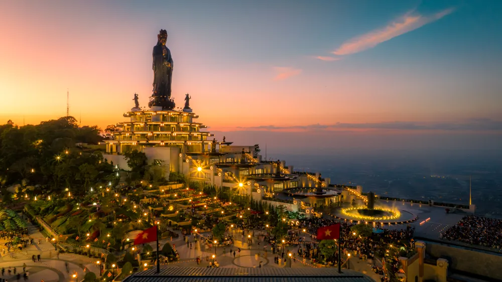 Hệ thống công trình tâm linh kỳ vĩ trên đỉnh núi Bà Đen. Ảnh: Minh Tú Đỉnh núi trong đêm - ảnh Nguyễn Minh Tú.jpg