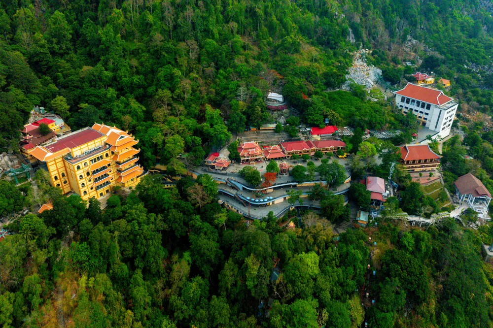 Hệ thống chùa Bà tại lưng chừng núi Bà Đen. Ảnh: Dương Đức Kiên Hệ thống chùa - Dương Đức Kiên 5.jpg