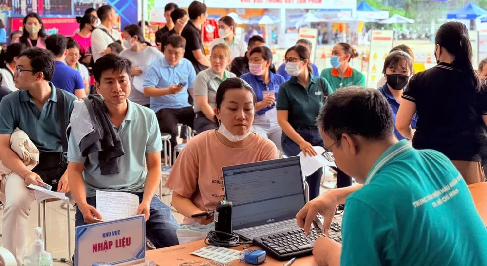 Công nhân đăng ký khám sức khỏe tại Ngày hội công nhân do Công đoàn và Đoàn Thanh niên UBND TPHCM tổ chức ngày 8-6-2025. Ảnh: HỒNG HẢI C4b.jpg