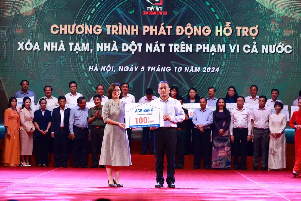 Agribank trao ủng hộ 100 tỷ đồng hỗ trợ xóa nhà tạm, nhà dột nát cho hộ nghèo, hộ cận nghèo 6b4b99c1df71682f31601.jpg