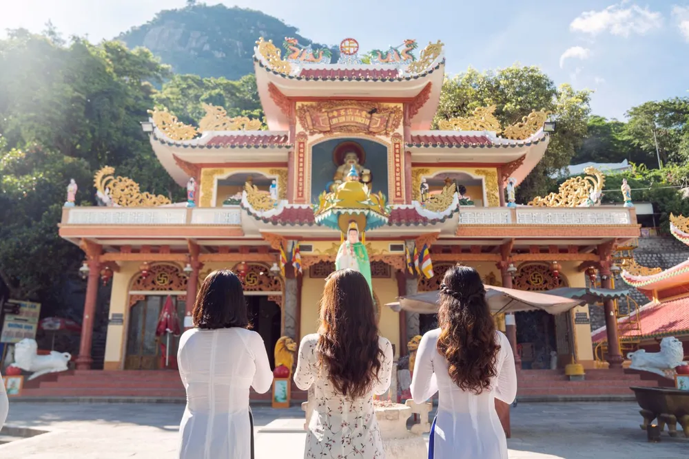 Du khách đảnh lễ trước tượng Quán Thế Âm Bồ Tát tại chùa Bà. Ảnh: Sun World Ba Den Mountain linh-son-tien-thach-nui-ba-den (1).jpg