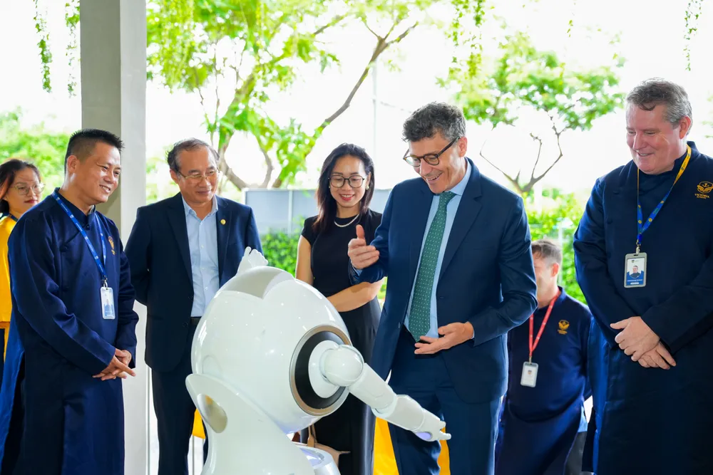 Ông Jonathan Baker, Trưởng Đại diện Văn phòng UNESCO tại Việt Nam trong chuyến thăm Victoria School (6-2024) 4.jpg