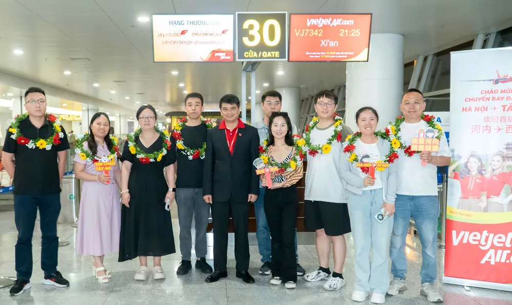 Lãnh đạo Vietjet chào mừng hành khách trên đường bay mới Hà Nội - Tây An A5.jpg