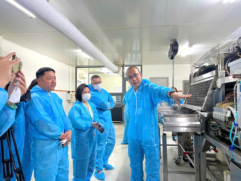 Ông Nguyễn Văn Trạng - Trưởng phòng sản xuất nhà máy ấp miền Nam, Japfa Việt Nam giới thiệu máy tiêm vaccine bằng công nghệ InOvo Ông Nguyễn Văn Trạng - Trưởng phòng sản xuất nhà máy ấp miền Nam, Japfa Việt Nam giới thiệu máy tiêm vaccine bằng công nghệ InOvo .jpg