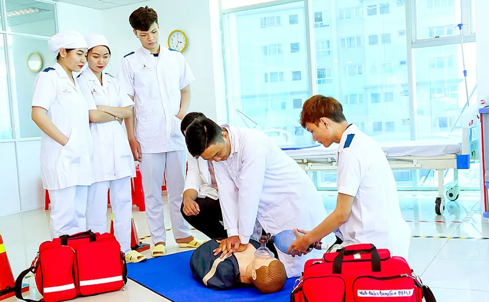 Sinh viên ngành sức khỏe Trường Cao đẳng Đại Việt Sài Gòn thực hành trên mô hình. Ảnh: QUANG HUY I1a.jpg