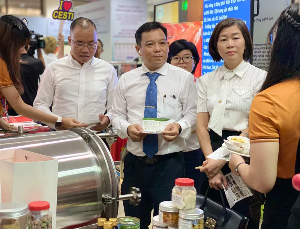 Khách tham quan gian hàng khởi nghiệp sáng tạo tại triển lãm do Cesti (thuộc Sở KH-CN TPHCM) tổ chức. Ảnh: BÙI TUẤN I3a.jpg