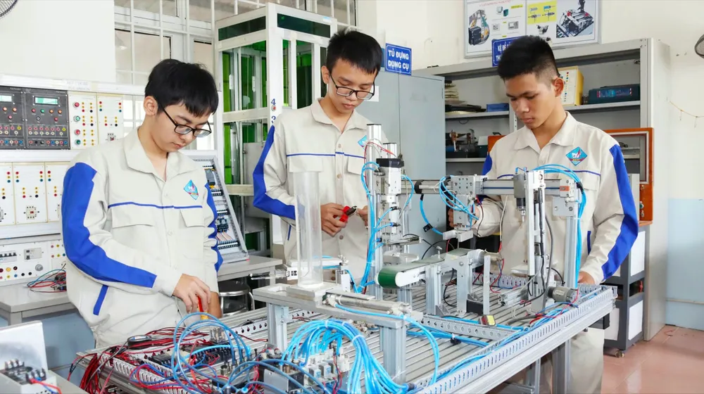 Sinh viên Trường Cao đẳng Kỹ thuật công nghệ Bà Rịa - Vũng Tàu thực hành điện công nghiệp. Ảnh: TRÚC GIANG I4c.jpg