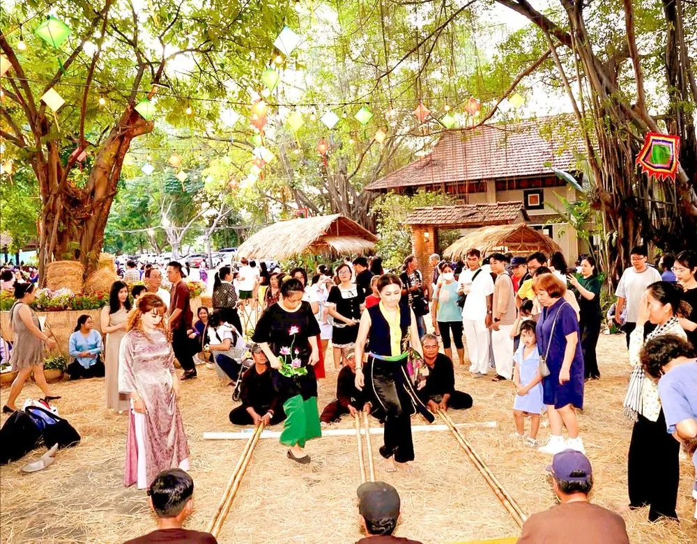 Khách vui chơi tại Khu du lịch Văn Thánh, TPHCM. Ảnh: GIA HÂN K1d.jpg