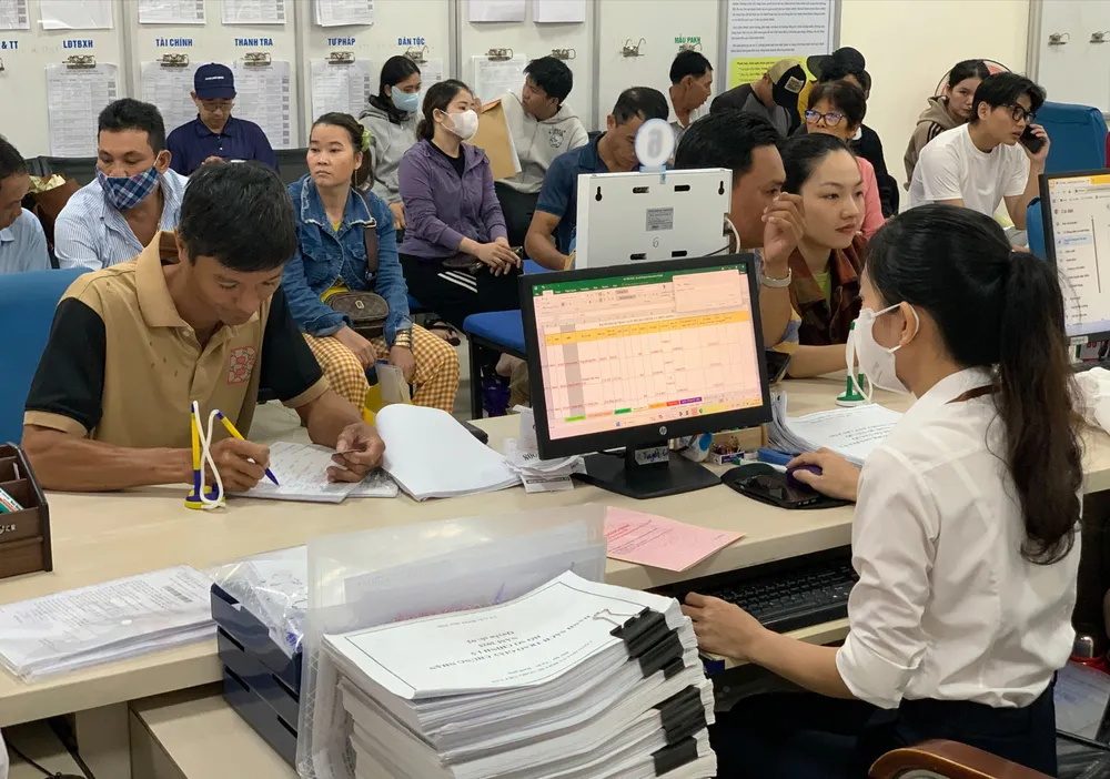 Cán bộ Trung tâm Phục vụ hành chính công đặc khu Phú Quốc giải quyết thủ tục hành chính cho người dân K3b.jpg