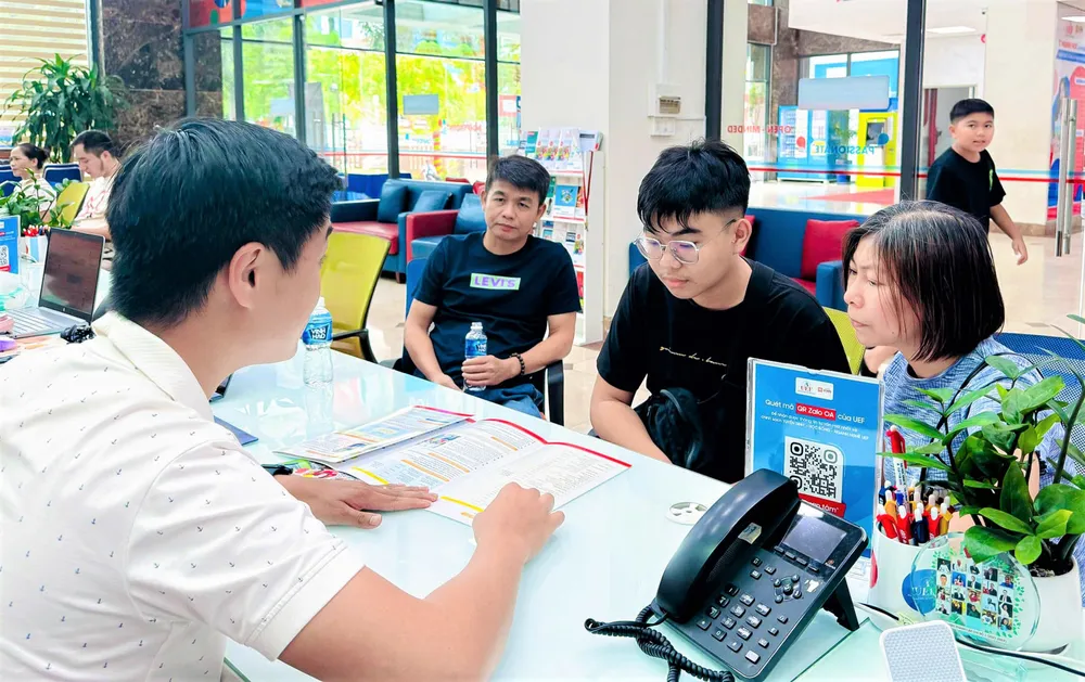 Thí sinh, phụ huynh tìm hiểu thông tin tuyển sinh tại Trường ĐH Kinh tế - Tài chính TPHCM trong giờ học nhóm K4b.jpg