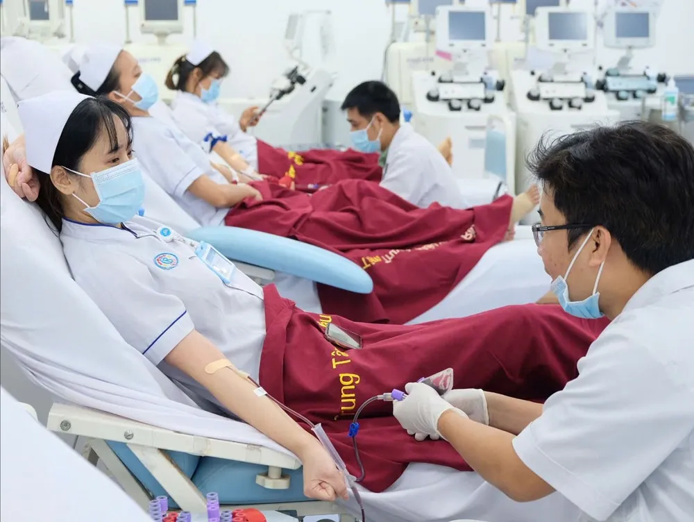 Nhân viên y tế tham gia hiến máu nhân đạo. Ảnh: Minh Khuê K7a.jpg