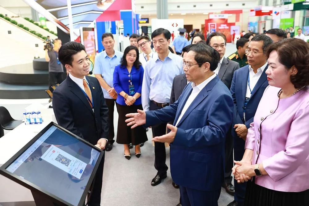 Phó Chủ tịch HĐQT kiêm Phó Tổng giám đốc SHB Đỗ Quang Vinh trình bày trước Thủ tướng Phạm Minh Chính về giải pháp “Dịch vụ thu hộ qua tài khoản định danh SLINK”. Ảnh 2.png