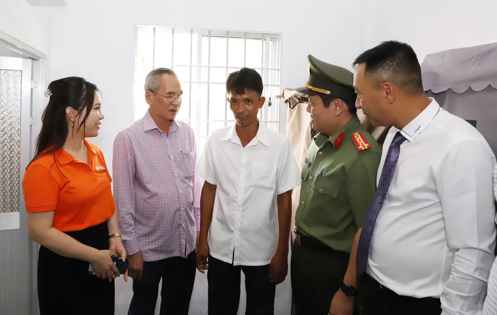 Lãnh đạo Bộ Công an, lãnh đạo tỉnh Bạc Liêu (cũ) cùng đại diện Tập đoàn T&T Group và Ngân hàng SHB thăm hỏi, trao nhà cho hộ gia đình anh Nguyễn Văn Bi Ảnh 5.png