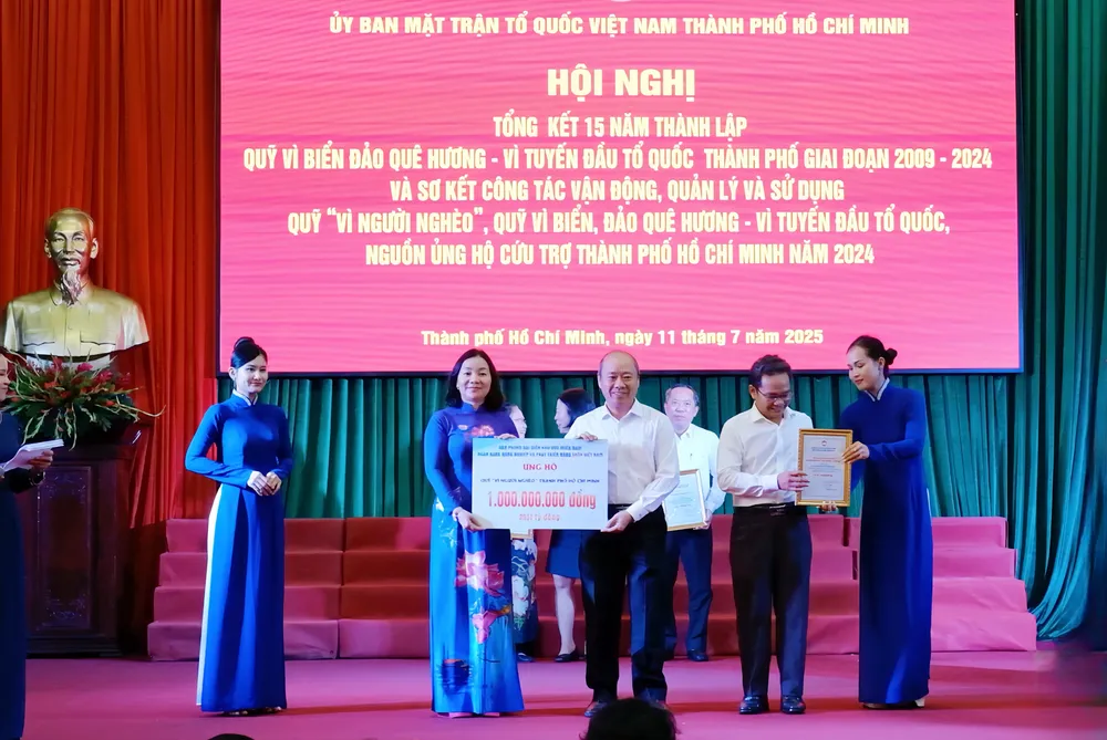 Đồng chí Trần Phước Sang, Phó Trưởng VPĐD Agribank Khu vực miền Nam trao bảng tượng trưng kinh phí 1 tỷ đồng ủng hộ Quỹ Vì người nghèo TPHCM năm 2025 Anh+1.jpeg