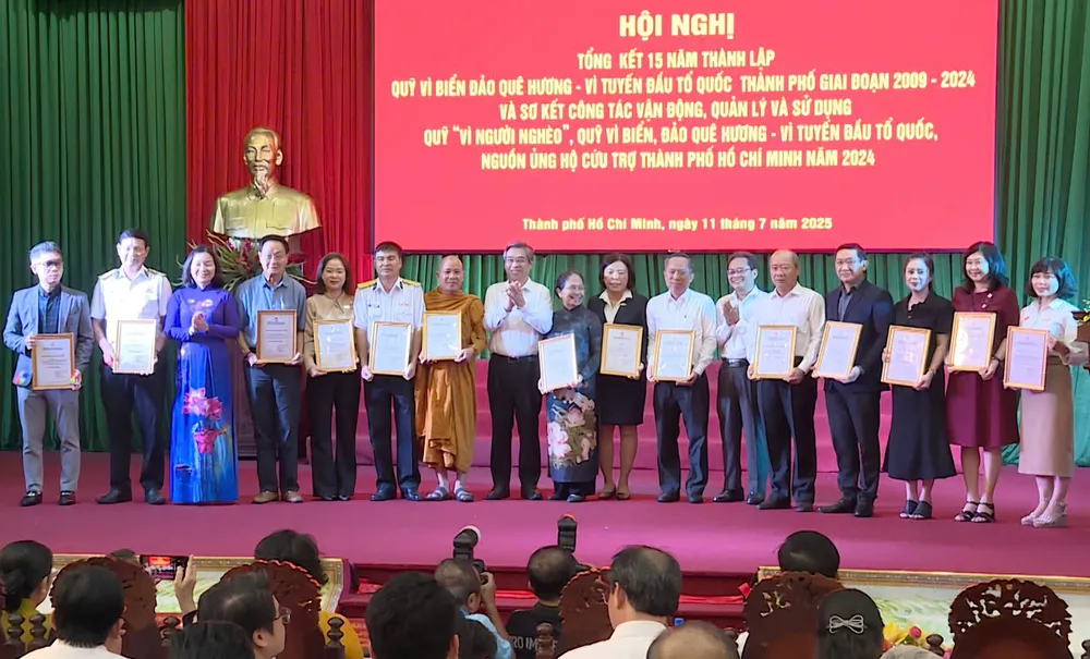 Đại diện Agribank (thứ 5, từ phải qua) cùng các cá nhân, đơn vị nhận thư cảm ơn của Ủy ban MTTQ Việt Nam TPHCM anh+2.jpg