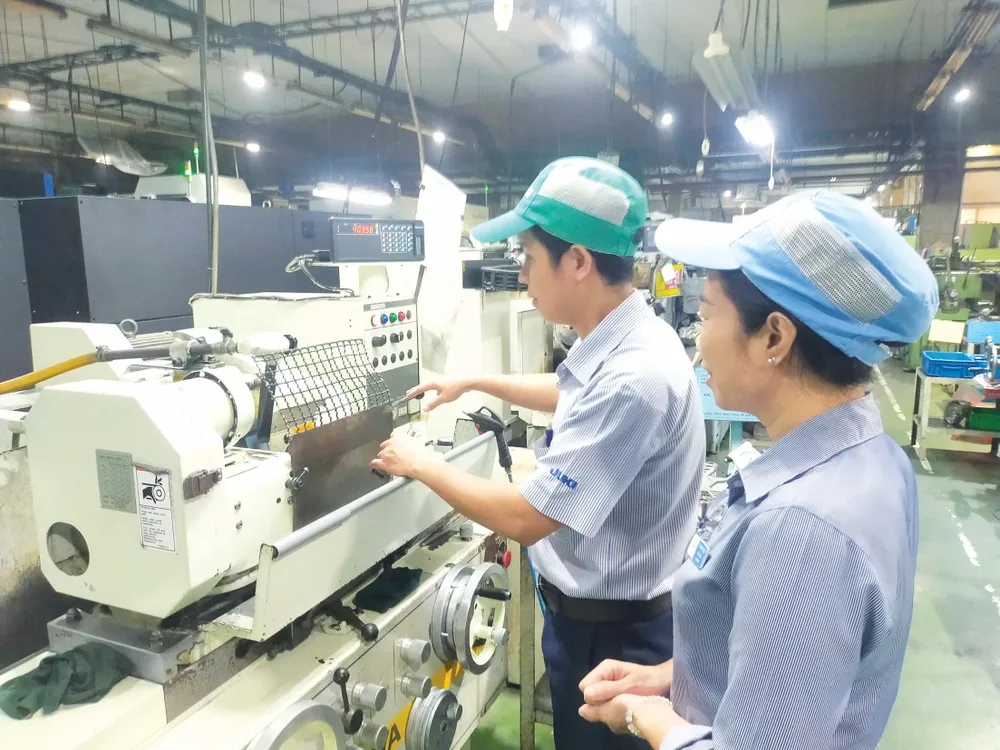 កម្មករនៃក្រុមហ៊ុន Juki Vietnam Co., Ltd (តំបន់កែច្នៃនាំចេញ Tan Thuan ទីក្រុងហូជីមិញ) ធ្វើការក្នុងរោងចក្រ។ រូបថត៖ THAI PHUONG O1d.jpeg