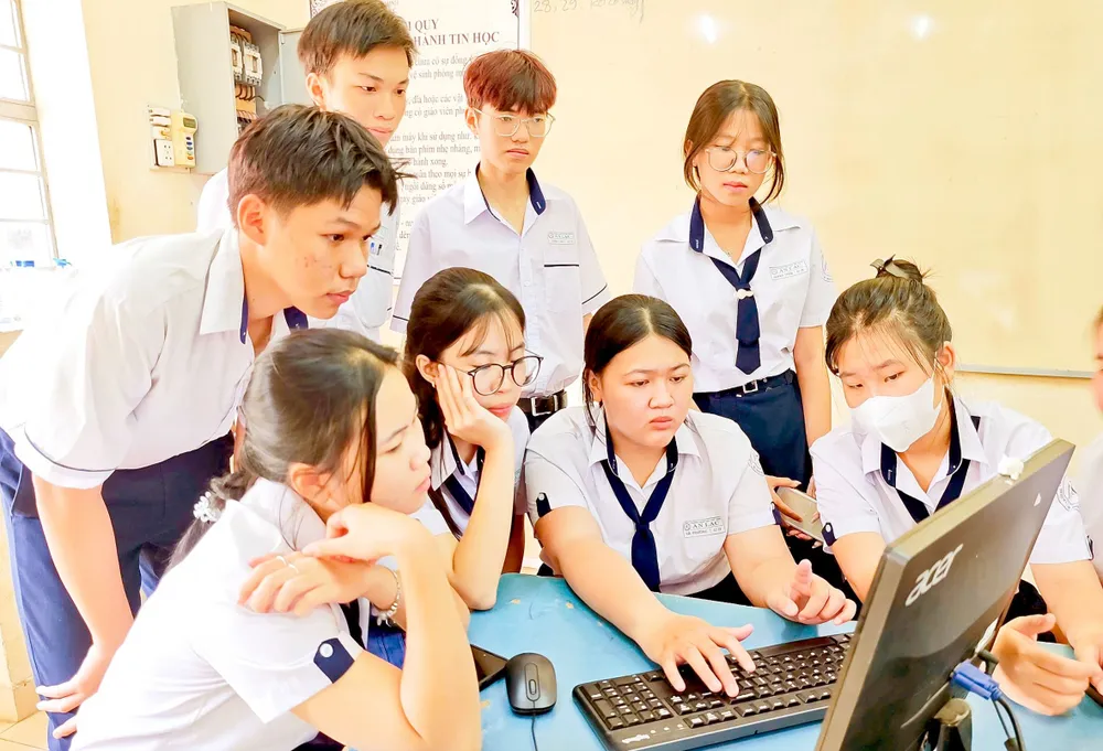 Học sinh Trường THPT An Lạc (phường An Lạc, TPHCM) xem điểm thi tốt nghiệp THPT 2025, sáng 16-7. Ảnh: HOÀNG HÙNG Q1a.jpg