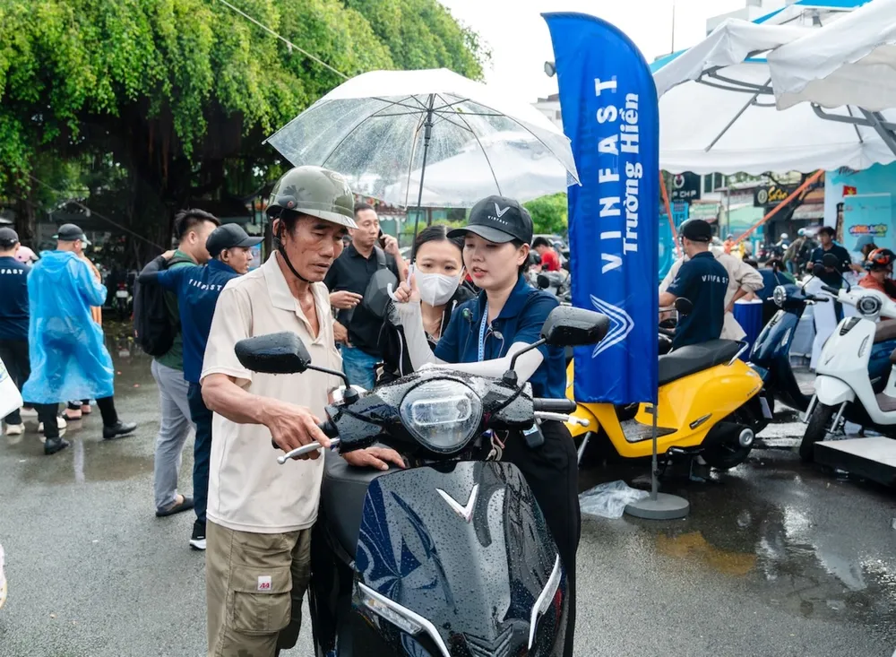 Khách hàng tới sự kiện được tư vấn kỹ về sản phẩm cũng như những ưu đãi hấp dẫn IMG_0160.jpeg