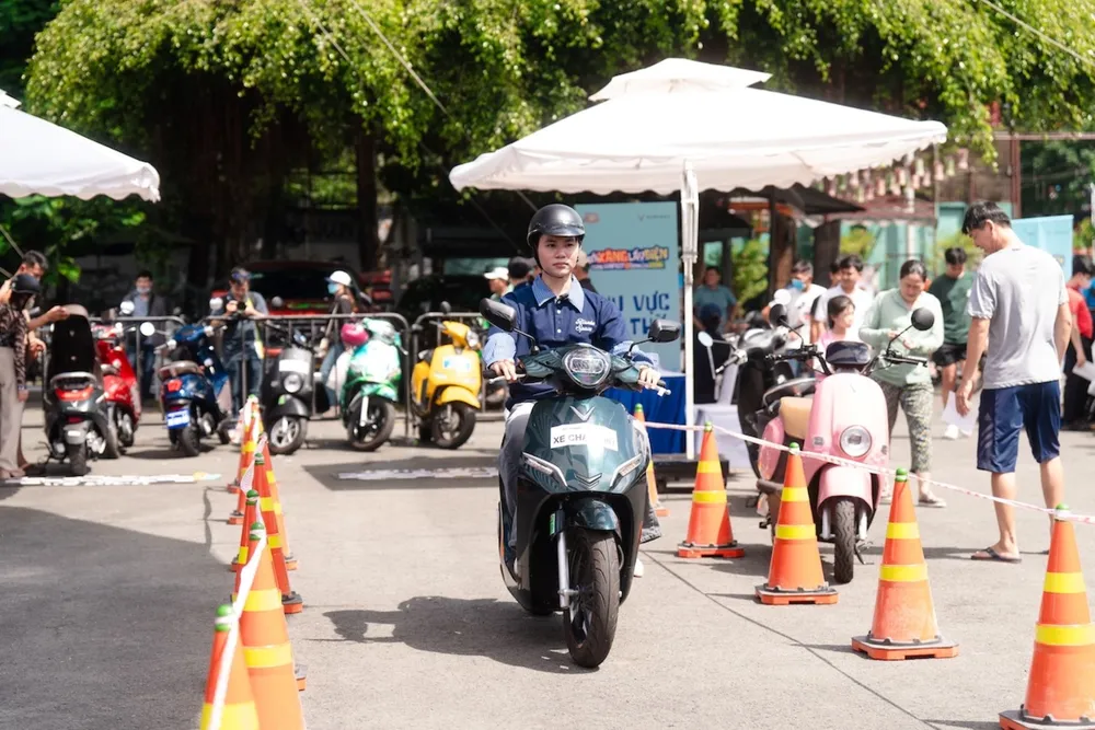 Người dân TPHCM được tự tay trải nghiệm nhiều dòng xe máy điện của VinFast IMG_0162.jpeg