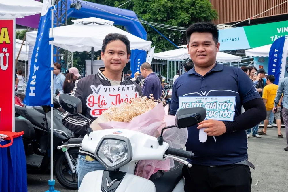 Anh Nguyễn Hoàng Long (bên trái) đổi sang xe điện để tối ưu chi phí đi lại IMG_0163.jpeg