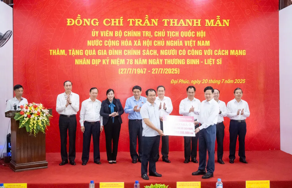 Phó Tổng Giám đốc Agribank Đoàn Ngọc Lưu trao biểu trưng 3 tỷ đồng hỗ trợ xây dựng nhà ở cho người có công với cách mạng agribank-thai-nguyen.jpg