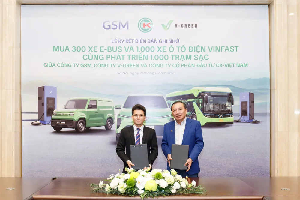 Ông Nguyễn Văn Thanh – Tổng Giám đốc GSM Toàn cầu và ông Nguyễn Văn Kết – Chủ tịch HĐQT CK Việt Nam tại lễ ký kết hợp tác mở rộng mô hình giao thông thuần điện tại tỉnh Nghệ An Anh 2 (6).jpg