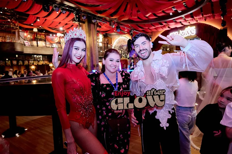 Nghệ sĩ, diễn viên vui vẻ giao lưu với du khách sau show Show After Glow_ PMK (2).jpg