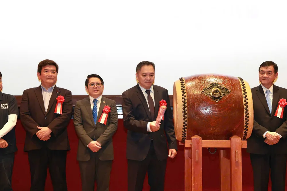 Ông Phạm Huy Bình đánh trống khai mạc Lễ hội Văn hóa Ẩm thực Saigontourist Group 2025 tại Osaka, Nhật Bản. Sự kiện thu hút hơn 100.000 lượt khách tham gia 651dc05a05008c5ed511 (1).jpg