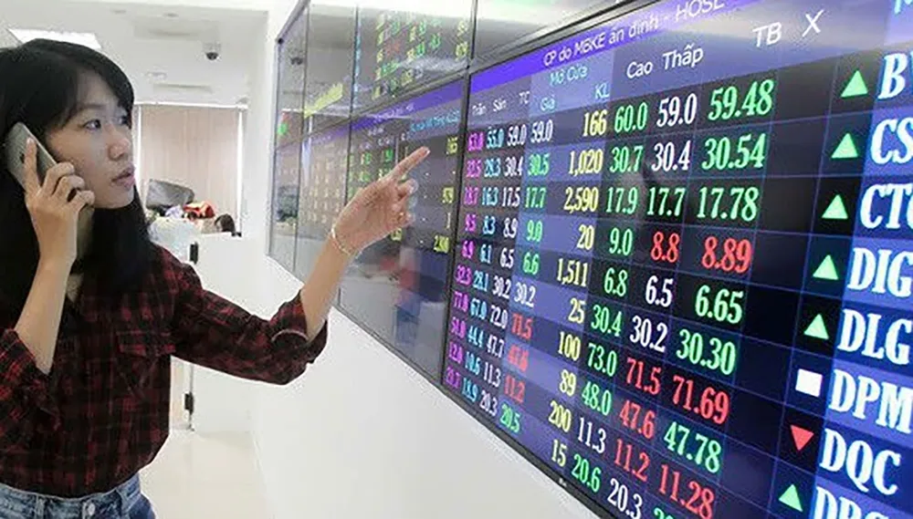 Nhà đầu tư theo dõi thị trường chứng khoán. Ảnh: Hoàng Hùng W5b.jpg